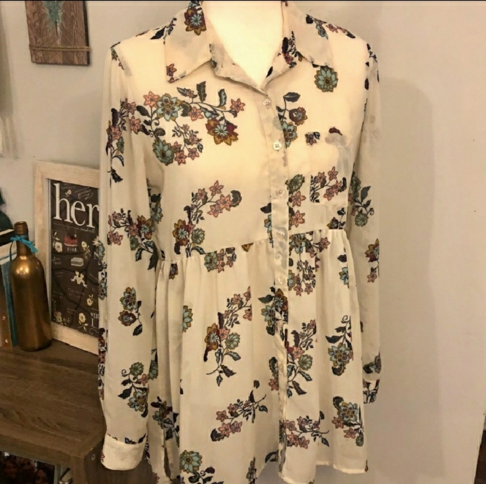 Beautiful flowy buttondown high low tunic blouse